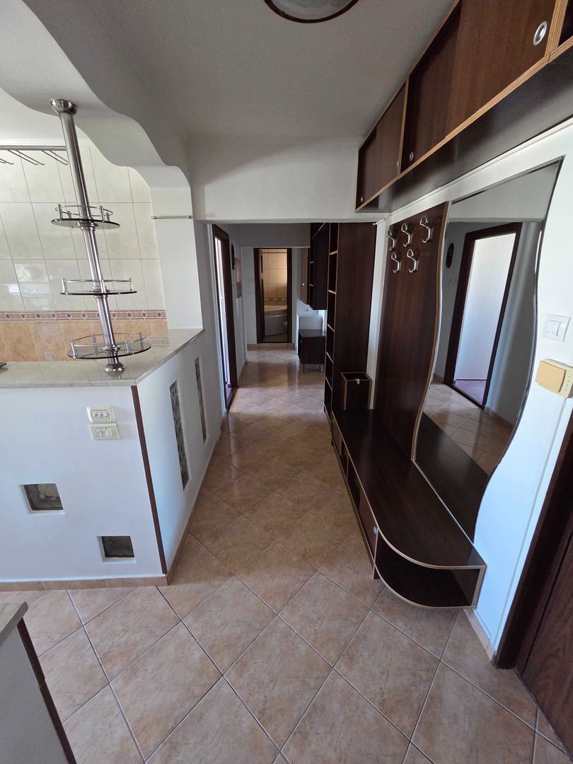 apartament 3 camere de vanzare - Poză 1