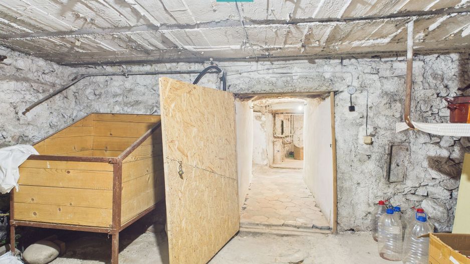 Două case, curte mare, lângă Castelul Huniazilor - Poză 35