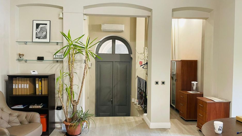 Birou ultracentral, pe Revoluției, cu loc de parcare - Poză 1