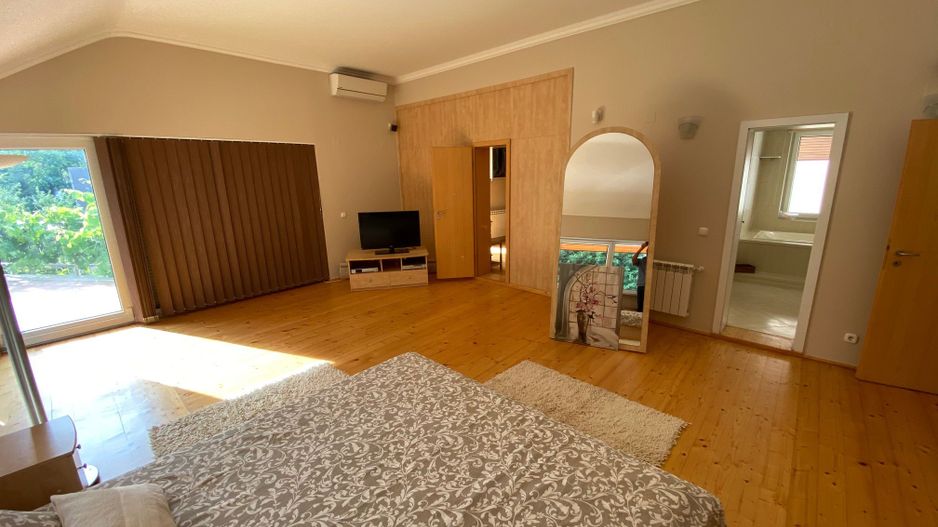 Generoasa si spatioasa - Poză 7