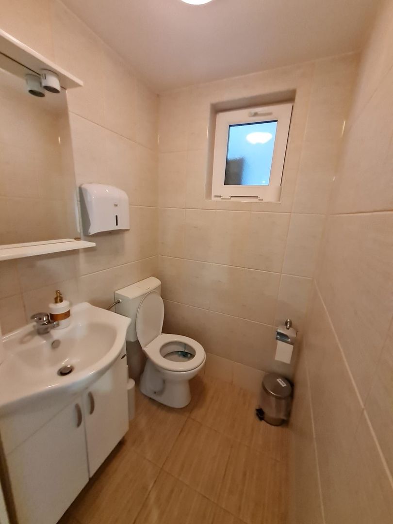 Casă cu teren generos pretabila pentru afacere - Poză 17