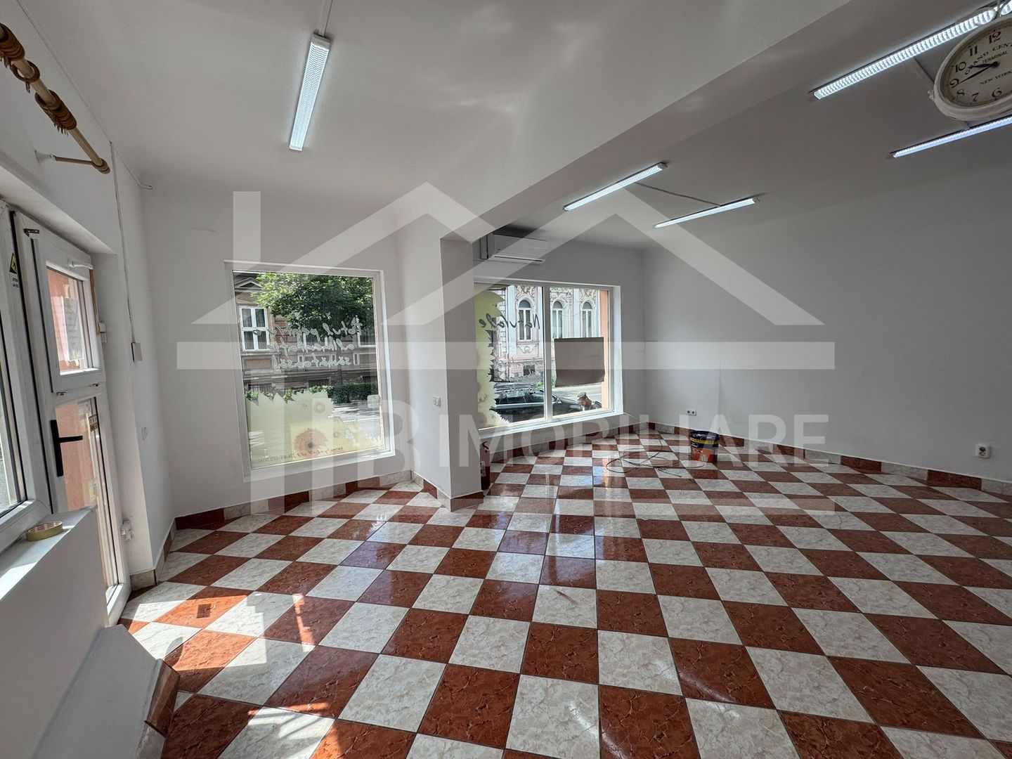 Spatiu comercial, 50 mp, vad pietonal, Zona Revolutiei - Poză 2