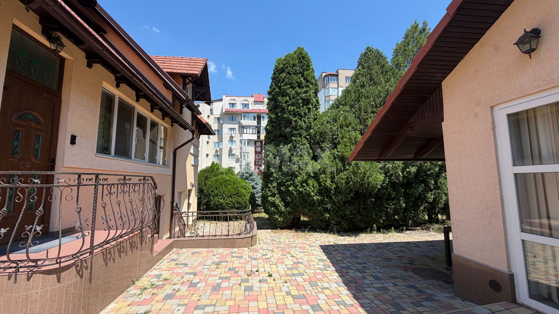Se oferă spre închiriere casă în centrul orașului, ideală pentru birouri, clinică sau centru educați - Poză 2