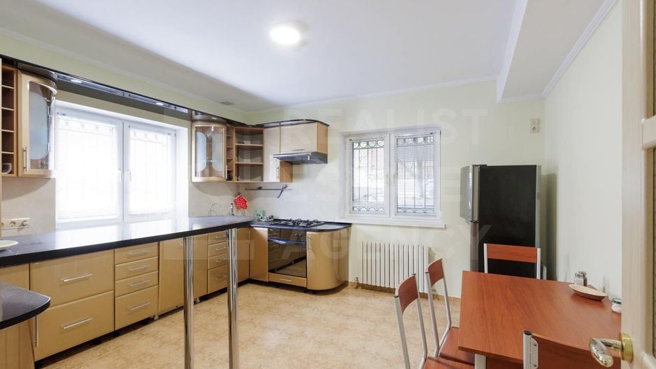 Chirie, casă, 2 nivele, 5 camere, str. Alexandru  Cosmescu, Centru - Poză 3