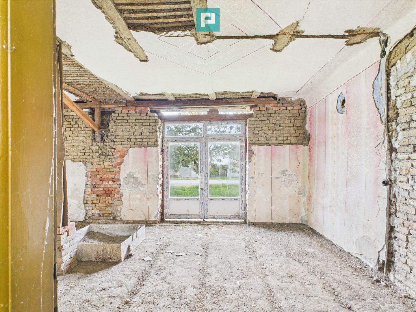 Casă de reabilitat pe teren generos- Comuna Variaș - Poză 16