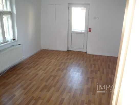 Casa cu trei camere  la curte de inchiriat. - Platinia - Poză 2