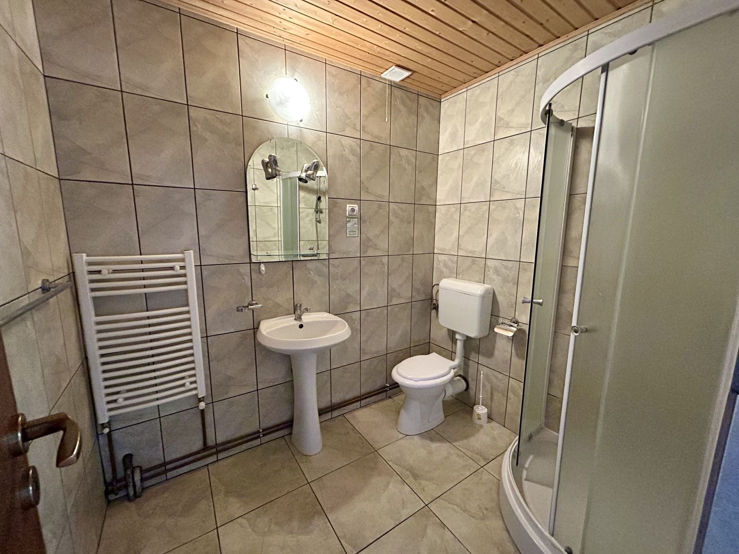 Pensiune cu potențial deosebit, vedere spectaculoasă spre Piatra Craiului - Poză 15