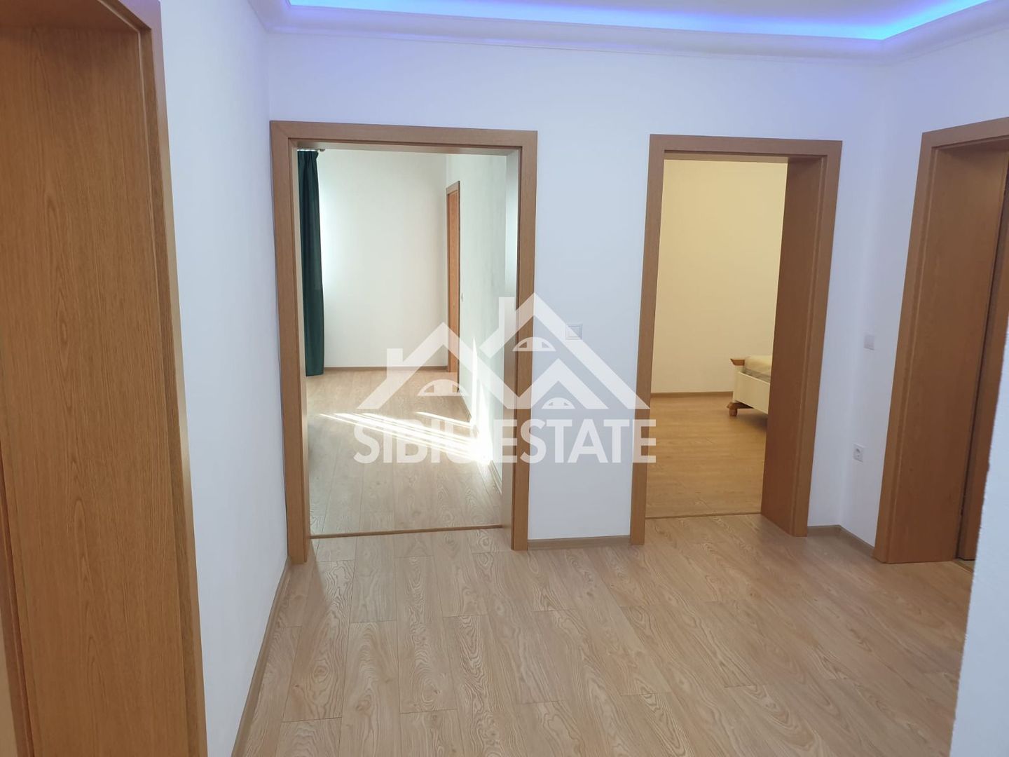Apartament modern de inchiriat 3 camere, curte, garaj  Zona Sub Arini - Poză 12