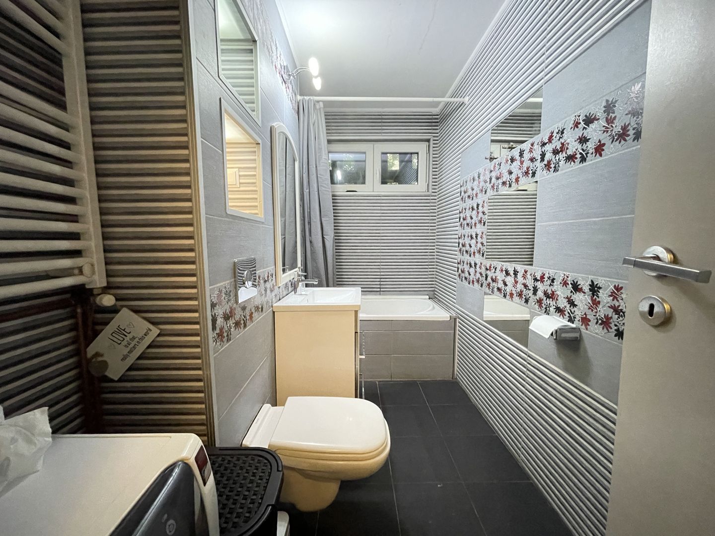 Apartament amenajat frumos,mobilat si utilat - Poză 12