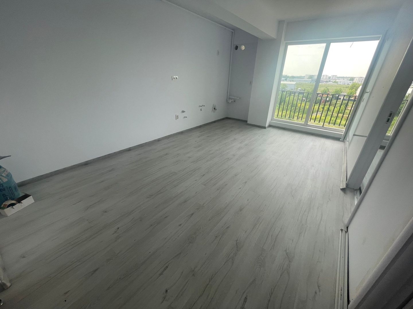 Apartament nou de vânzare Otopeni – 2 camere, balcon, parcare inclusă - Poză 4