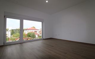 Casa zona Lunei, 5 camere + 3 bai, centrala proprie, rezidential sau birouri ! - Poză 40
