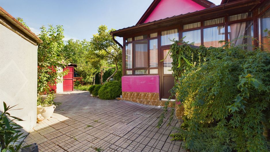 Casă individuală cu 4 camere, zonă centrală - Poză 1