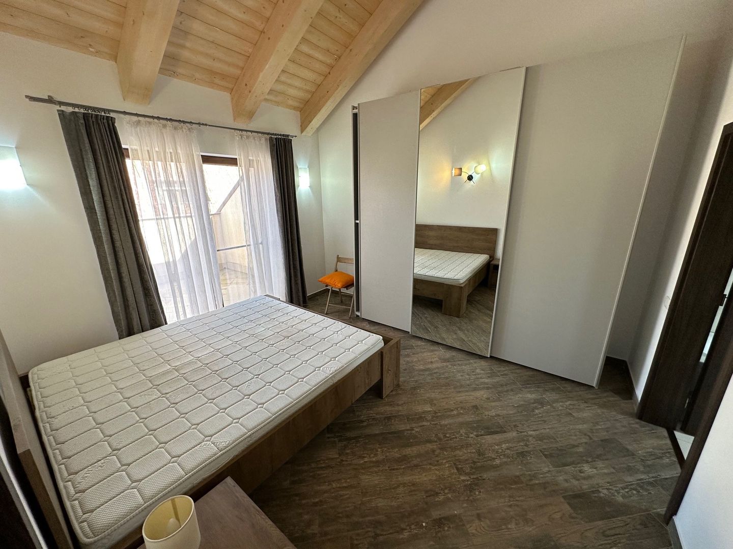 CASA SPATIOASA  CU GARAJ SI TEREN DE 600 MP - Poză 10