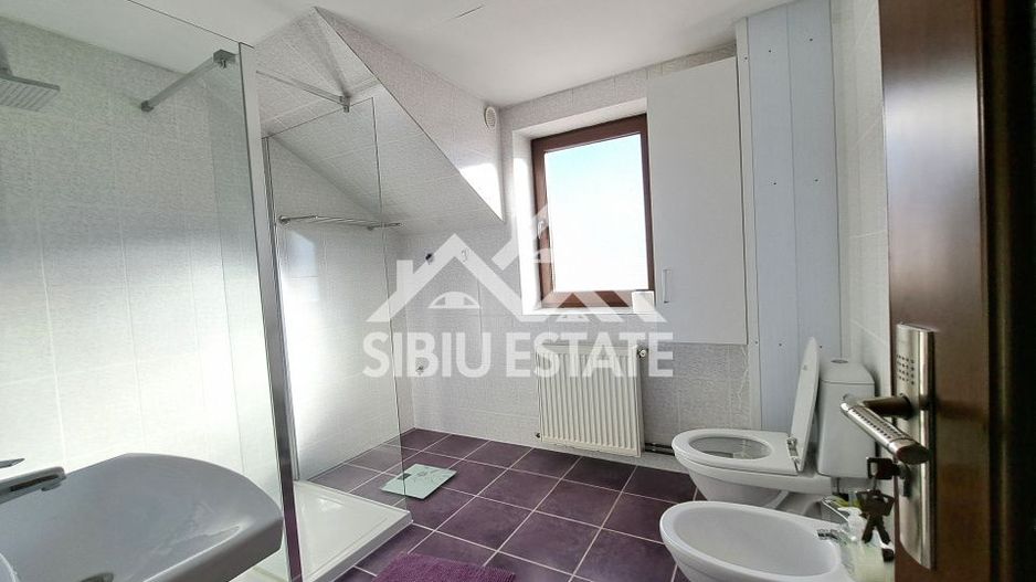 Casa Sibiu cu pivnita si garaj, curte mare - Poză 6