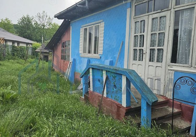 Casă bătrânească de vânzare în Costuleni – 4 camere, beci, fântână, teren 2700 mp - Poză 2