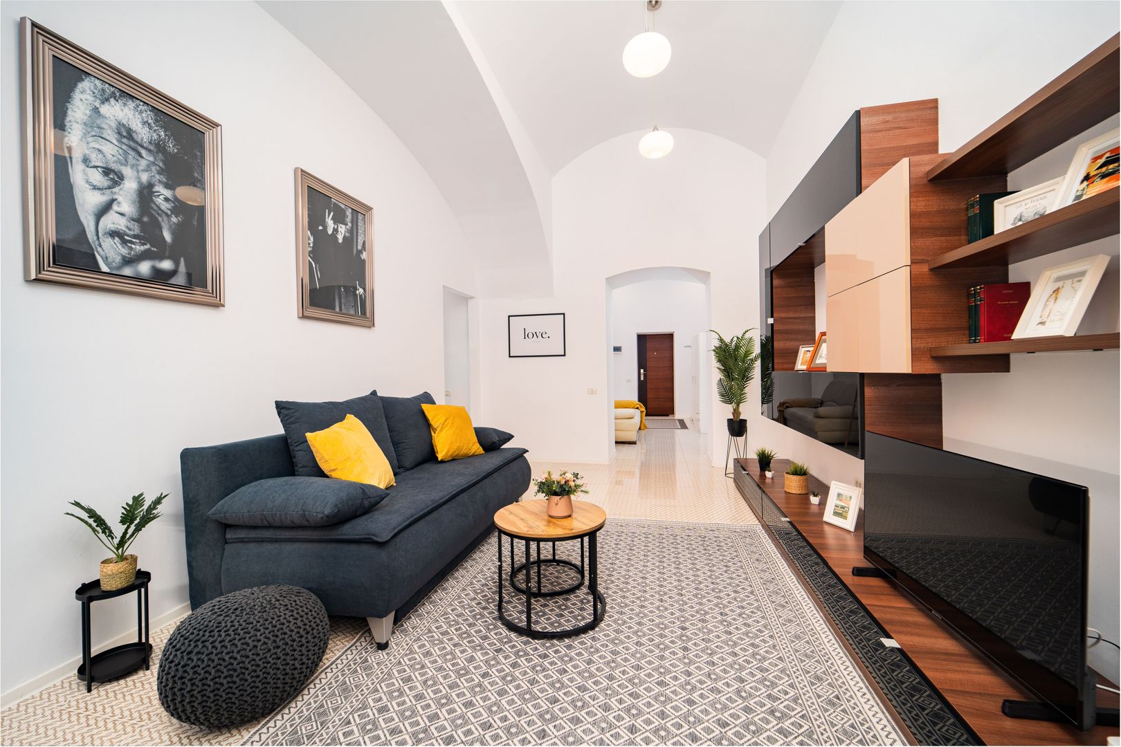 Apartament renovat in cladire istorica - Poză 2