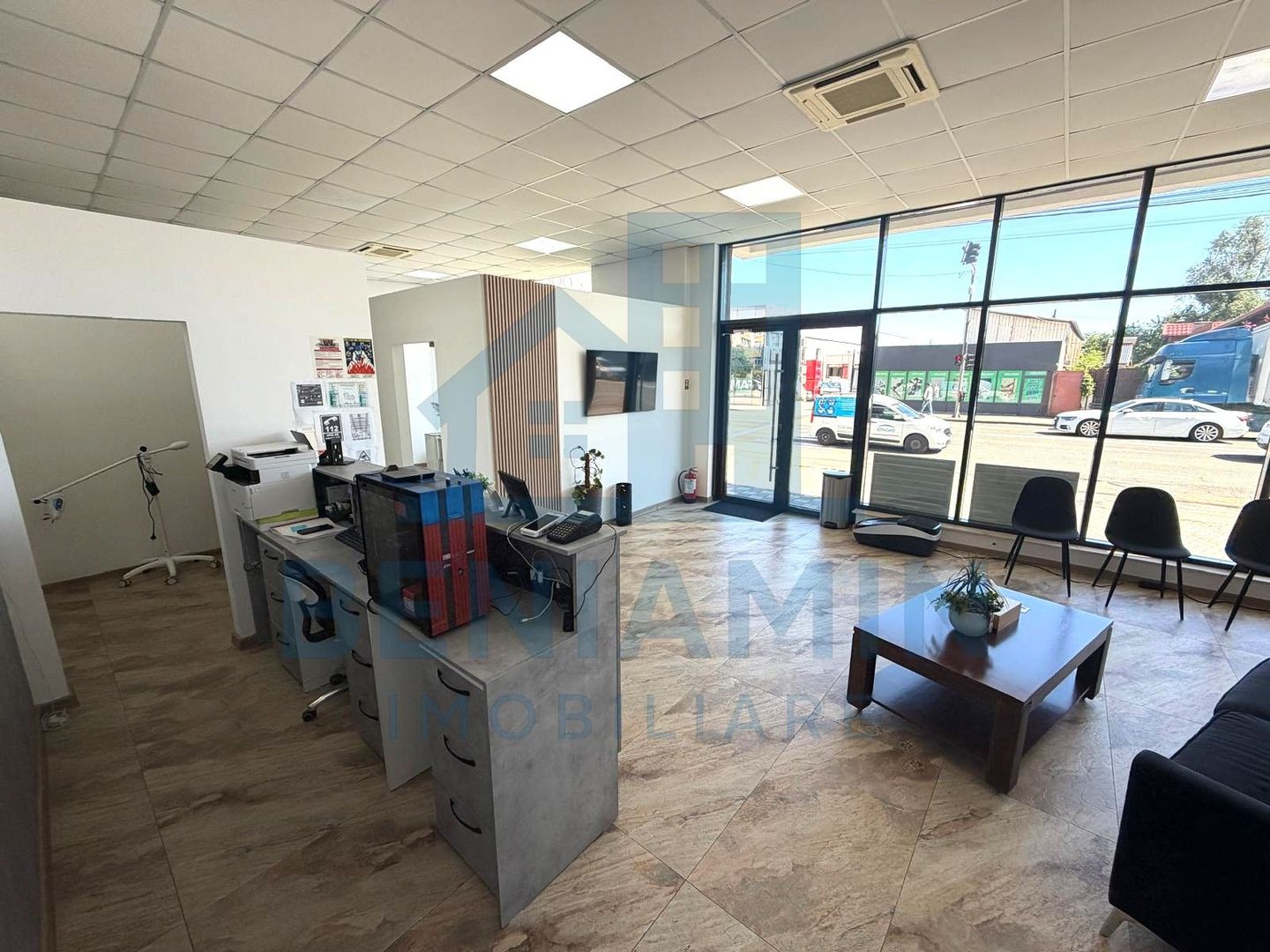 Spatiu comercial pe Bulevardul Decebal - Rovine - Helmat 100mp - Poză 1