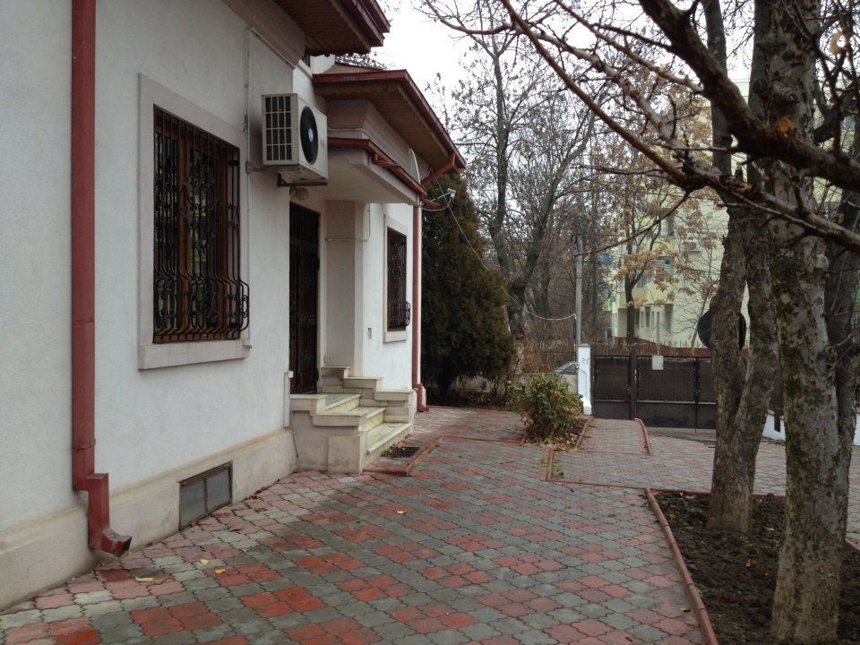 Aviatiei - inchiriere casa cu curte - Poză 1