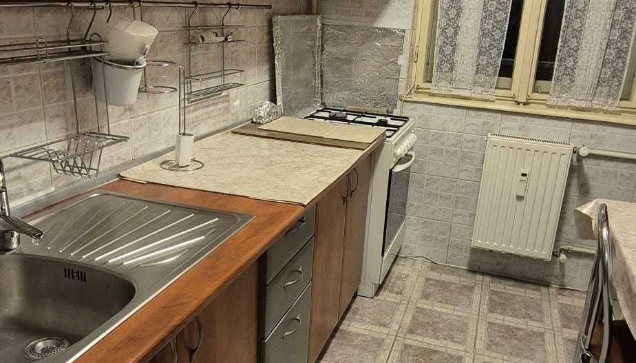 APARTAMENT 3 CAMERE SPATIOS ZONA FAVORIT - Poză 3