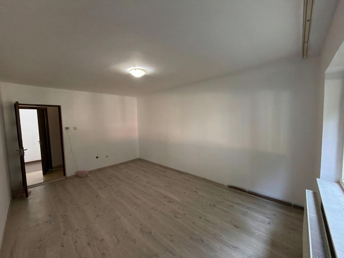 Apartament cu 3 camere decomandat 72 M² cu balcon și pivniță - Poză 2
