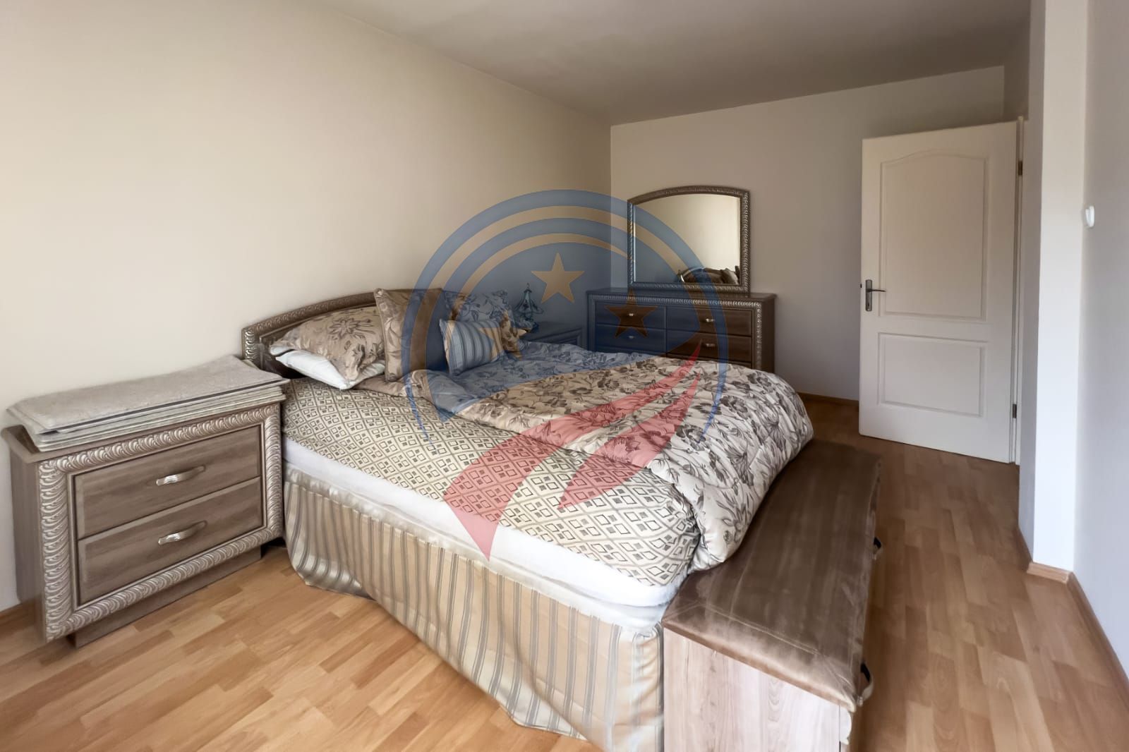 Vila superba cu cinci camere zona centrala - Poză 16