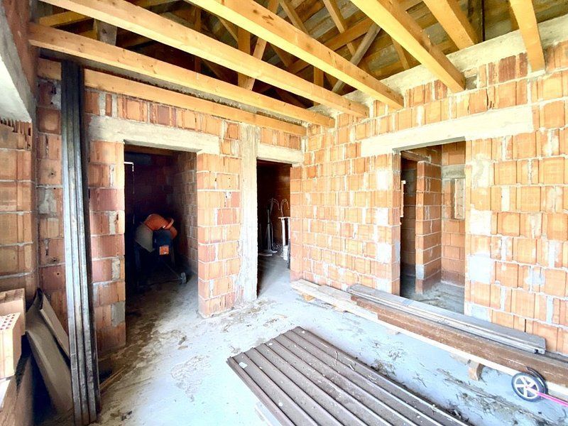 Casa la roșu în Izvin - Poză 5