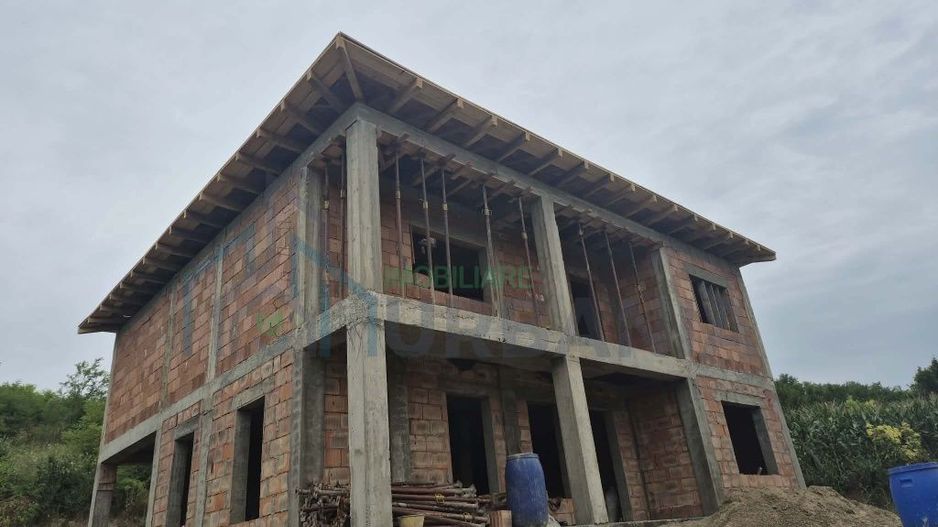 Casă de vânzare cu teren de 1200 mp în Horlești, zona Roșu - Poză 3