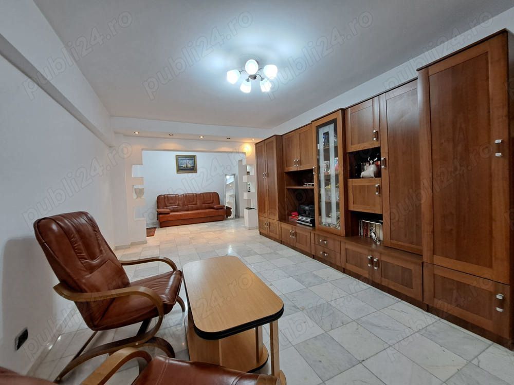 Vand Apartament spatios cu 4 camere de vanzare pe Bdul Decebal - Poză 1