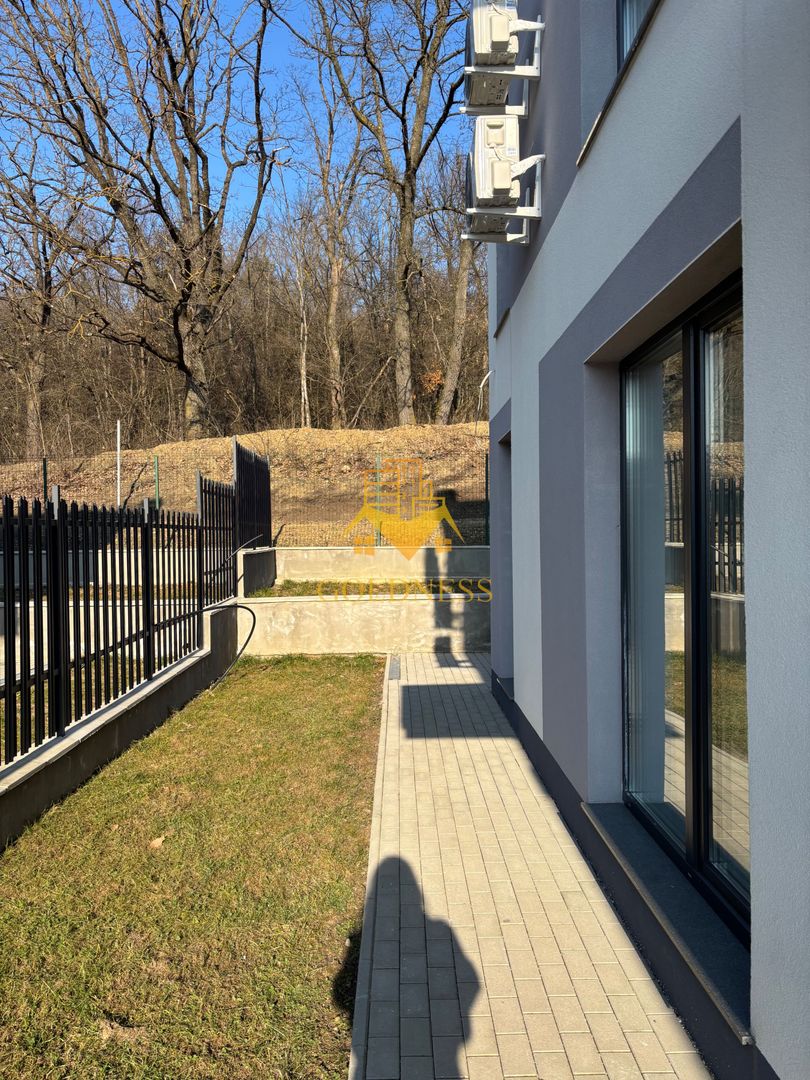 Duplex lux, de închiriat, 5 camere, parcare, curte, terasă,220mp teren - Poză 18