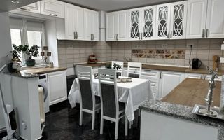 De vânzare apartament 3 camere decomandat, zona Ultracentrala. - Poză 2