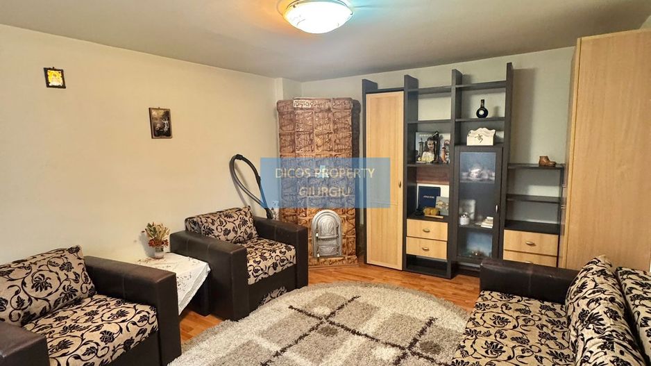 De vânzare casă cu 4 camere, garaj - Poză 1