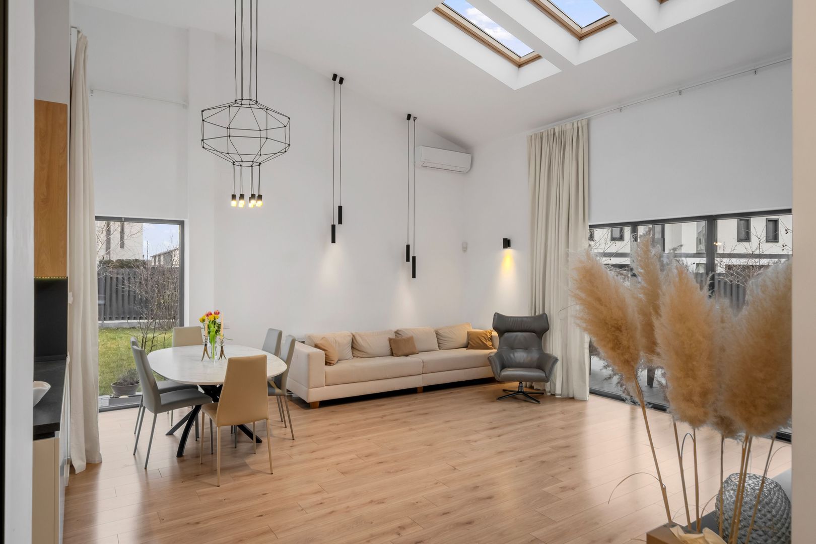 Vila pe parter cu 5 camere  | 655 mp teren | dotata cu panouri solare - Poză 2