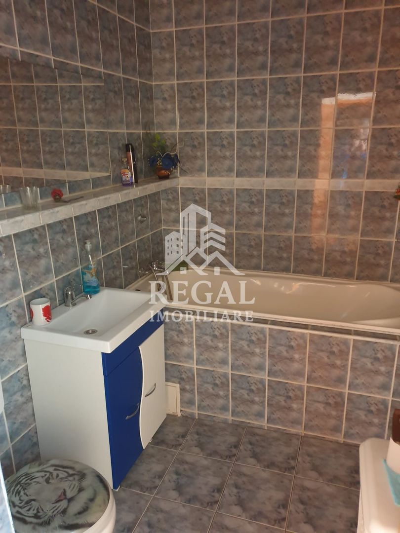Apartament cu 3 camere de vânzare. Zona Micro 5 - Poză 3