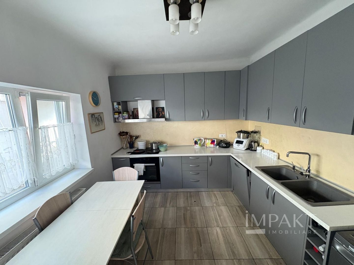 Casa frumoasa de vanzare la curte comuna, zona Centrala! - Poză 1