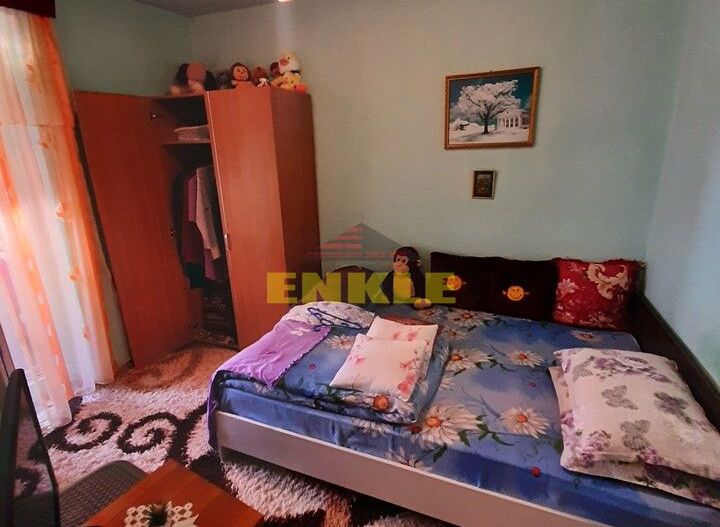 Apartament 3 camere transformat in 2 camere, zona scolii 7, etaj 2 - Poză 3