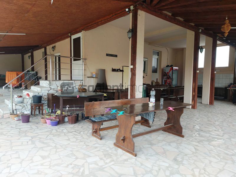 De vanzare casa si spatiu de restaurant in Tarian - Poză 2