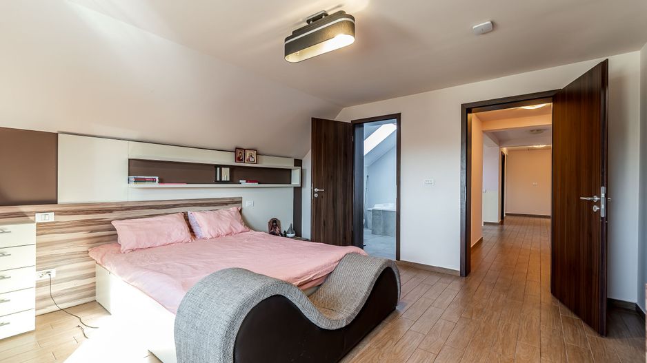 Casă cu5 camere, teren 720 mp, fotovoltaice 13 kW, Aradul Nou - Poză 10