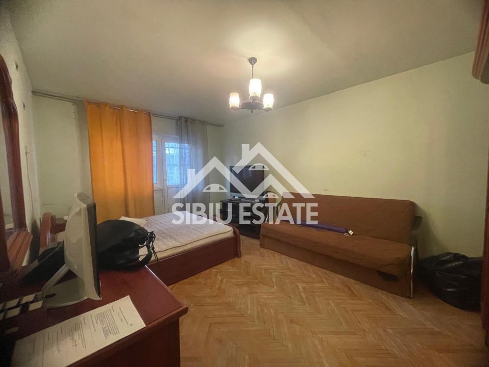 Apartament de vanzare cu 3 camere, decomandat,  2 balcoane, pivnita - Poză 3