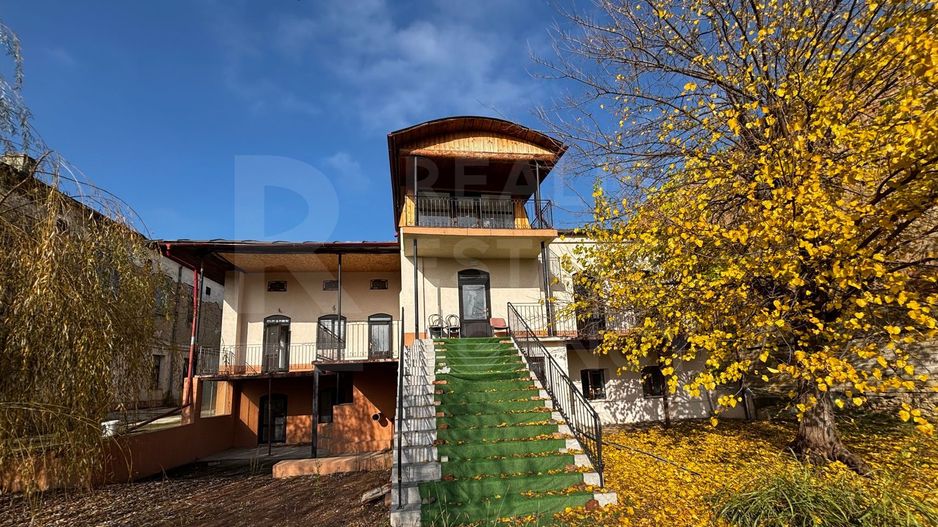 De vânzare – Clădire impresionantă, 11 camere, 9 dormitoare, Păcurari - Poză 4