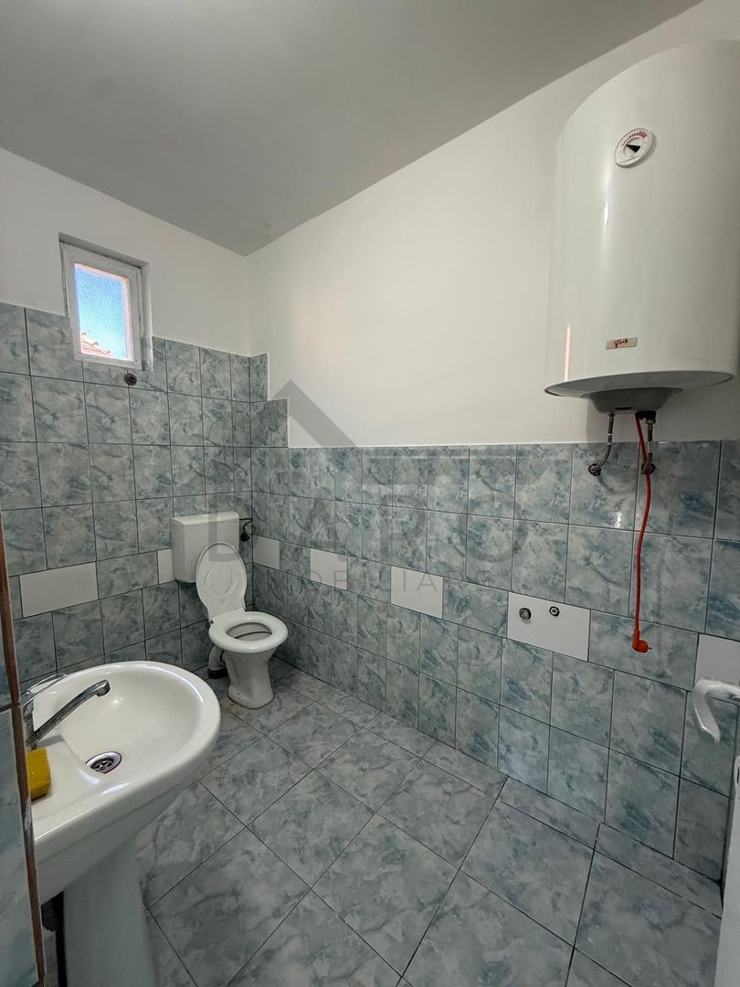 Vând casă in Ernei de 66 mp si teren in suprafață de 2530 mp - Poză 8