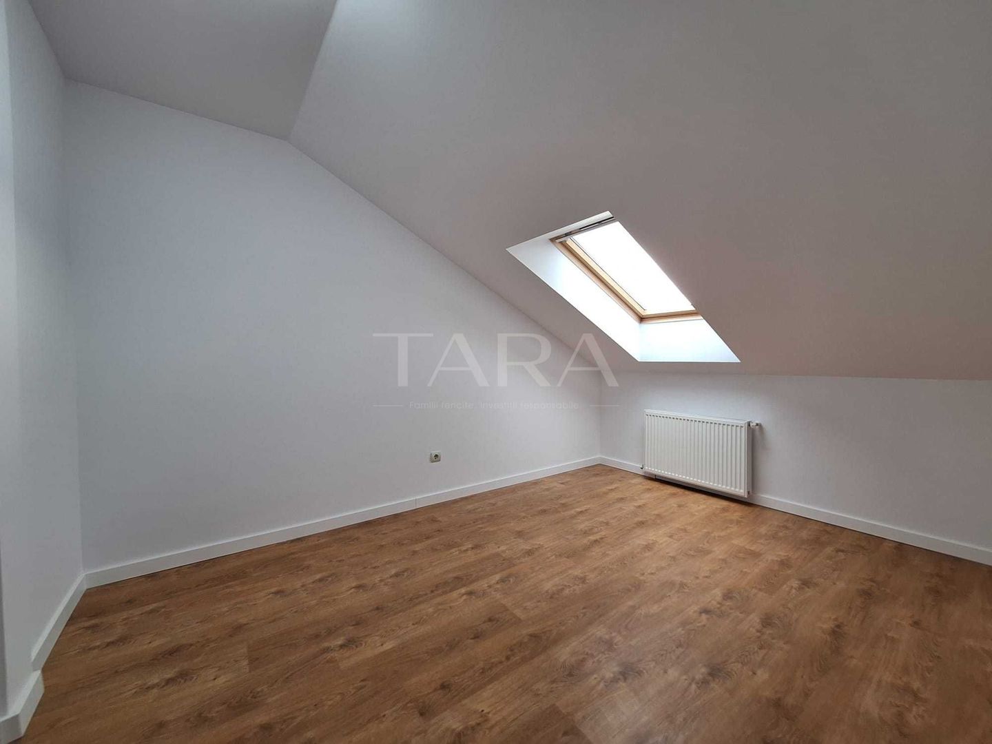 Apartament cu 4 camere tip mansardă,  Floresti. - Poză 4