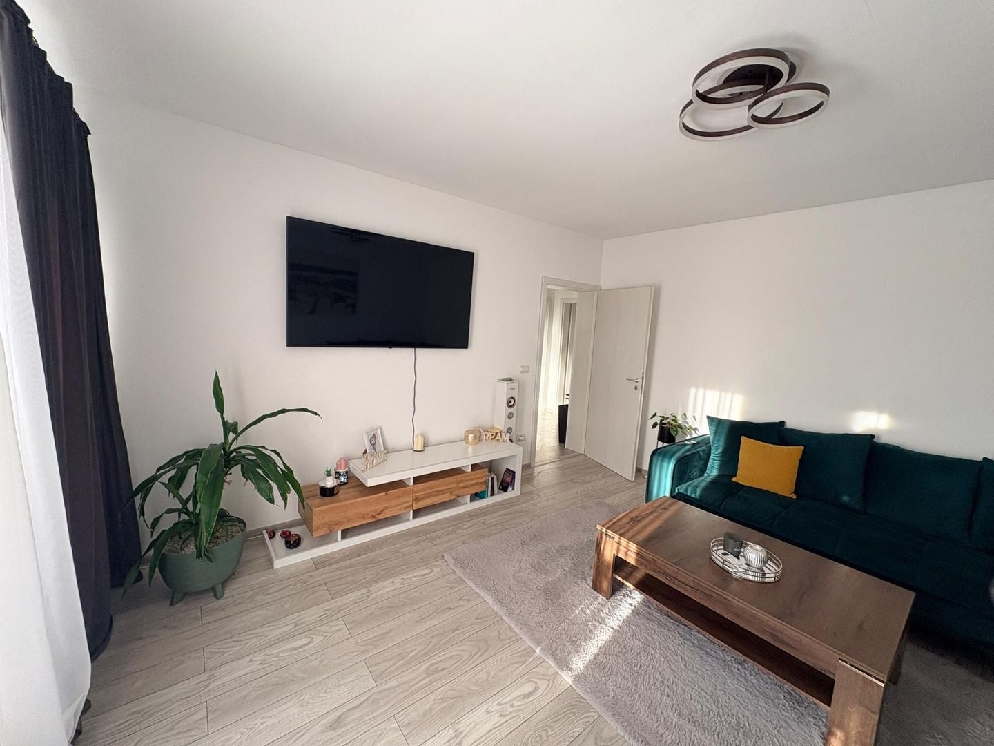 MOBILAT-UTILAT, 3 CAMERE, CURTE SPATOASA - Poză 12