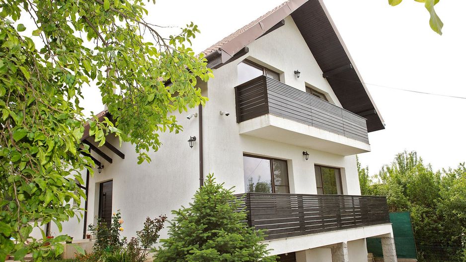 Vilă cu 5 dormitoare, 4 băi, 2 248mp teren, piscină. Preț: 229 000 Eur - Poză 1
