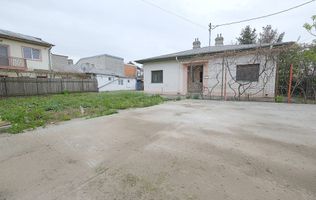 RAHOVA-Str. Muntii Carpati, cu pozitie de colt, casa si teren 580 mp.