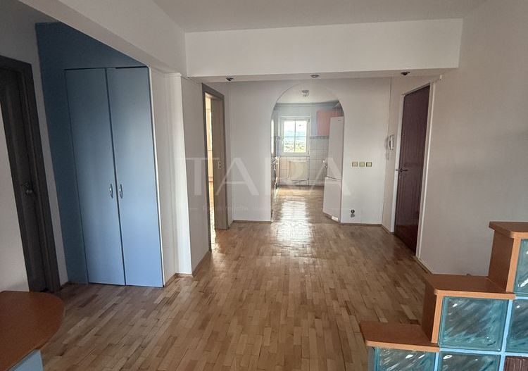 Apartament 3 camere renovat – etaj superior, lumină naturală excelentă - Poză 3