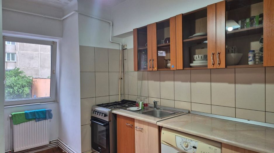 Intrare  Răcădău, apartament mobilat, liber la vânzare, însorit - Poză 7