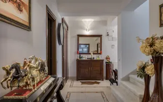 Vilă renovată P+1+M  | Foișor vitrat, grădină și jacuzzi - Poză 36