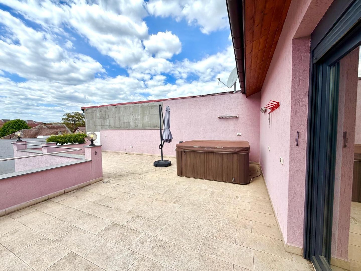 Vila cu 4 camere cu lift, jacuzzi și terasă panoramică tip penthouse - Poză 14