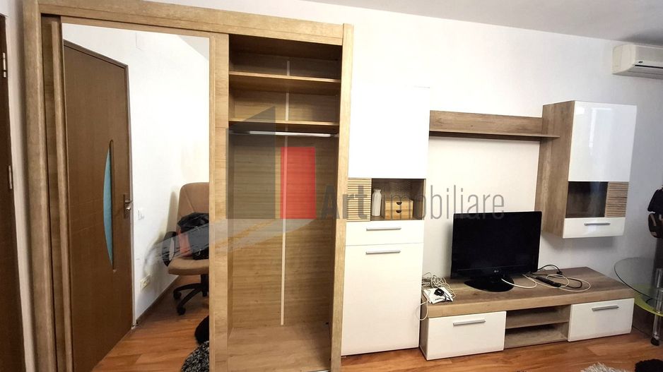 Gars. 31 mp, et 9/10, bloc reabilitat, instalații refăcute, mobilată și utilată - Poză 6