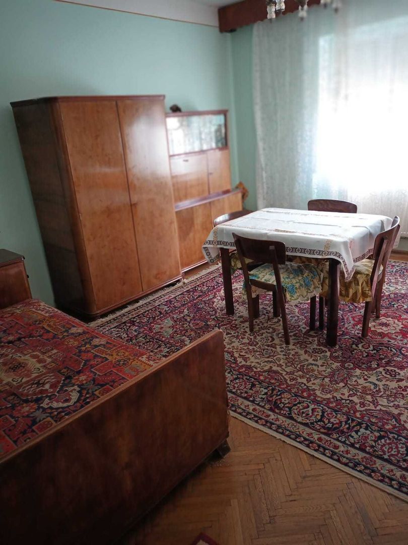 Casa cu etaj, 4 camere, central, cu acces auto in curte - Poză 6